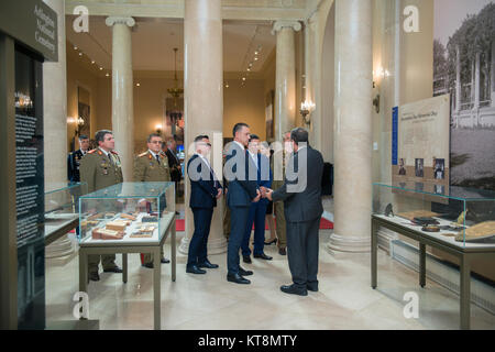 Seine Exzellenz Mihai Fifor, rumänische Minister für Nationale Verteidigung, ist eine Geschichte Rundgang durch Stephen Carney, Befehl Historiker, Arlington National Cemetery, der Gedenkstätte Amphitheater Anzeige Zimmer auf dem Arlington National Cemetery, Arlington, Va., Sept. 19, 2017. Fifor teilgenommen haben früher in einem bewaffneten Kräfte die volle Ehrt früheren Wreath-Laying Zeremonie am Grab des Unbekannten Soldaten. (U.S. Armee Foto von Elizabeth Fraser/Arlington National Cemetery/freigegeben) Stockfoto