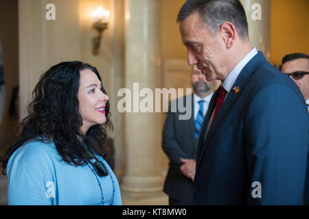 Seine Exzellenz Mihai Fifor, rumänische Minister für Nationale Verteidigung, spricht mit Karen Durham-Aguilera, Executive Director, Army National Soldatenfriedhöfe in der Memorial Amphitheater Anzeige Zimmer auf dem Arlington National Cemetery, Arlington, Va., Sept. 19, 2017. Fifor teilgenommen haben früher in einem bewaffneten Kräfte die volle Ehrt früheren Wreath-Laying Zeremonie am Grab des Unbekannten Soldaten. (U.S. Armee Foto von Elizabeth Fraser/Arlington National Cemetery/freigegeben) Stockfoto