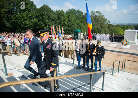 Seine Exzellenz Mihai Fifor, rumänische Minister für Nationale Verteidigung, und Generalmajor Michael Howard, Kommandierender General, U.S. Army Military District von Washington, die Teilnahme an einem bewaffneten Kräfte allen Ehren Wreath-Laying Zeremonie am Grab des Unbekannten Soldaten auf dem Arlington National Cemetery, Arlington, Va., Sept. 19, 2017. Die kranzniederlegung war Teil des offiziellen des Ministers Besuch in den Vereinigten Staaten. (U.S. Armee Foto von Elizabeth Fraser/Arlington National Cemetery/freigegeben) Stockfoto