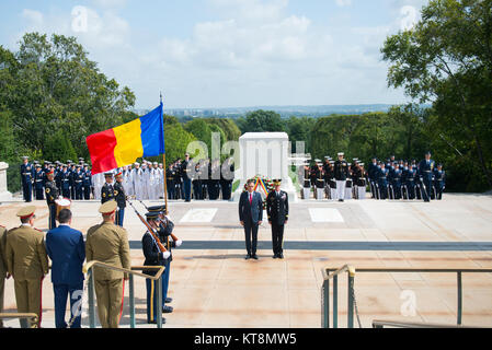 Seine Exzellenz Mihai Fifor, rumänische Minister für Nationale Verteidigung, und Generalmajor Michael Howard, Kommandierender General, U.S. Army Military District von Washington, die Teilnahme an einem bewaffneten Kräfte allen Ehren Wreath-Laying Zeremonie am Grab des Unbekannten Soldaten auf dem Arlington National Cemetery, Arlington, Va., Sept. 19, 2017. Die kranzniederlegung war Teil des offiziellen des Ministers Besuch in den Vereinigten Staaten. (U.S. Armee Foto von Elizabeth Fraser/Arlington National Cemetery/freigegeben) Stockfoto