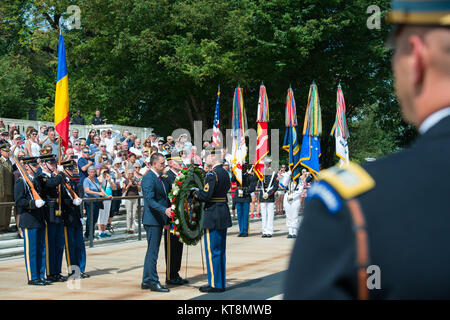 Seine Exzellenz Mihai Fifor, rumänische Minister für Nationale Verteidigung, nimmt an einem bewaffneten Kräfte die volle ehrt Wreath-Laying Zeremonie am Grab des Unbekannten Soldaten auf dem Arlington National Cemetery, Arlington, Va., Sept. 19, 2017. Die kranzniederlegung war Teil des offiziellen des Ministers Besuch in den Vereinigten Staaten. (U.S. Armee Foto von Elizabeth Fraser/Arlington National Cemetery/freigegeben) Stockfoto