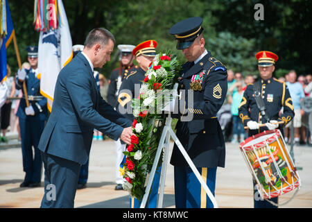 Seine Exzellenz Mihai Fifor, rumänische Minister für Nationale Verteidigung, nimmt an einem bewaffneten Kräfte die volle ehrt Wreath-Laying Zeremonie am Grab des Unbekannten Soldaten auf dem Arlington National Cemetery, Arlington, Va., Sept. 19, 2017. Die kranzniederlegung war Teil des offiziellen des Ministers Besuch in den Vereinigten Staaten. (U.S. Armee Foto von Elizabeth Fraser/Arlington National Cemetery/freigegeben) Stockfoto