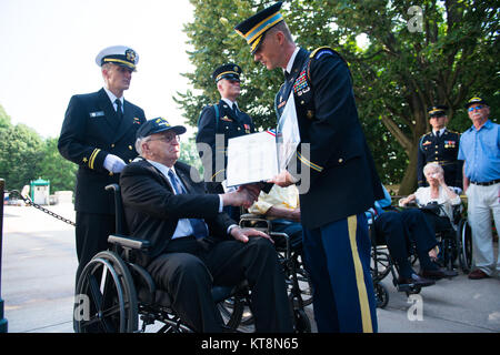 Oberst Jason Garkey, regimental Commander, 3d-US-Infanterie Regiment (Die Alte Garde) ​ präsentiert die USS Arizona Überlebende mit Zertifikate für ihre Kranz auf dem Arlington National Cemetery, Arlington, Virginia, 21. Juli 2017 zur Festlegung. Die überlebenden an einem bewaffneten Kräfte Kranzniederlegung Zeremonie in Anerkennung des Angriffs auf der Naval Schlachtschiff, USS Arizona und 1.777 Besatzungsmitglieder, die sich während des Angriffs auf Pearl Harbour am 7. Dezember 1941 getötet wurden. (U.S. Armee Foto von Elizabeth Fraser/Arlington National Cemetery/freigegeben). Stockfoto