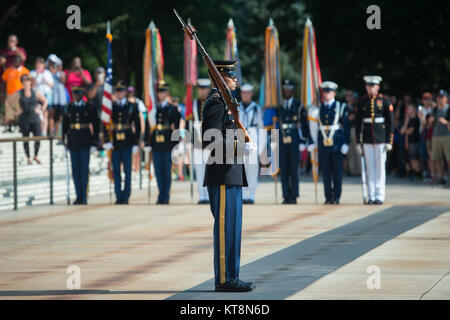 USS Arizona Überlebenden und Oberst Jason Garkey, regimental Commander, 3d-US-Infanterie Regiment (Die Alte Garde), render Ehren beim Ein hornist aus der U.S. Army Band "Pershing-eigenen "Hähne während eines bewaffneten Kräfte Kranzniederlegung Zeremonie spielt am Grab des Unbekannten Soldaten auf dem Arlington National Cemetery, Arlington, Virginia, 21. Juli 2017. Die Zeremonie wurde in Anerkennung des Angriffs auf der Naval Schlachtschiff, USS Arizona und 1.777 Besatzungsmitglieder, die sich während des Angriffs auf Pearl Harbour am 7. Dezember 1941 getötet wurden. (U.S. Armee Foto von Elizabeth Fraser/Arlington National Cemetery/freigegeben). Stockfoto