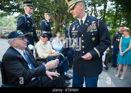 Oberst Jason Garkey, Oberst Jason Garkey, regimental Commander, 3d-US-Infanterie Regiment (Die Alte Garde) ​, schüttelt Hände mit der USS Arizona Überlebenden auf dem Arlington National Cemetery, Arlington, Virginia, 21. Juli 2017. Die überlebenden teilgenommen haben früher in einem bewaffneten Kräfte Kranzniederlegung Zeremonie am Grab in der Anerkennung der Angriff auf die naval Schlachtschiff, USS Arizona und 1.777 Besatzungsmitglieder, die sich während des Angriffs auf Pearl Harbour am 7. Dezember 1941 getötet wurden. (U.S. Armee Foto von Elizabeth Fraser/Arlington National Cemetery/freigegeben). Stockfoto