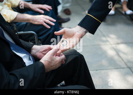 Oberst Jason Garkey, Oberst Jason Garkey, regimental Commander, 3d-US-Infanterie Regiment (Die Alte Garde) ​, präsentiert die USS Arizona Überlebenden mit einer alten Garde Münze auf dem Arlington National Cemetery, Arlington, Virginia, 21. Juli 2017. Die überlebenden teilgenommen haben früher in einem bewaffneten Kräfte Kranzniederlegung Zeremonie am Grab in der Anerkennung der Angriff auf die naval Schlachtschiff, USS Arizona und 1.777 Besatzungsmitglieder, die sich während des Angriffs auf Pearl Harbour am 7. Dezember 1941 getötet wurden. (U.S. Armee Foto von Elizabeth Fraser/Arlington National Cemetery/freigegeben). Stockfoto