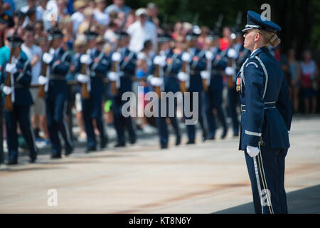 Die US Air Force Ehrengarde beteiligt sich an der US Air Force allen Ehren Wreath-Laying Zeremonie am Grab des Unbekannten Soldaten auf dem Arlington National Cemetery, Arlington, Virginia, 18. Juli 2017. Brig. Gen. Enrique Amrein, Generalstabschef der Argentinischen Luftwaffe, und Generalmajor James A. Jacobson, Commander, Air Force District von Washington, an der Zeremonie teil. (U.S. Armee Foto von Elizabeth Fraser/Arlington National Cemetery/freigegeben). Stockfoto