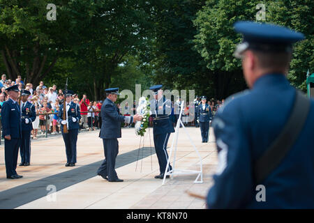 Brig. Gen. Enrique Amrein, Generalstabschef der Argentinischen Luftwaffe, beteiligt sich an einem US-Air Force​ allen Ehren Wreath-Laying Zeremonie am Grab des Unbekannten Soldaten auf dem Arlington National Cemetery, Arlington, Virginia, 18. Juli 2017. Amrein tourte auch das Memorial Amphitheater Anzeige Zimmer. (U.S. Armee Foto von Elizabeth Fraser/Arlington National Cemetery/freigegeben) Stockfoto