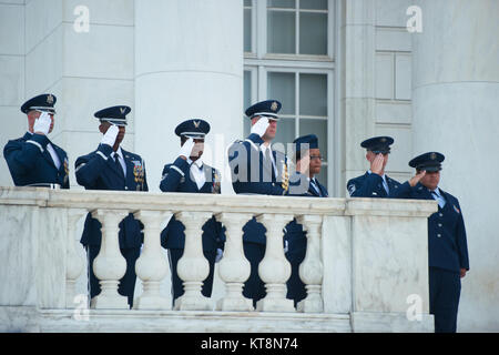 Mitglieder der US Air Force​ render Ehren während ein US Air Force allen Ehren Wreath-Laying Zeremonie am Grab des Unbekannten Soldaten auf dem Arlington National Cemetery, Arlington, Virginia, 18. Juli 2017. Brig. Gen. Enrique Amrein, Generalstabschef der Argentinischen Luftwaffe, und Generalmajor James A. Jacobson, Commander, Luftwaffe Bezirk Washington​, an der Zeremonie teil. (U.S. Armee Foto von Elizabeth Fraser/Arlington National Cemetery/freigegeben). Stockfoto