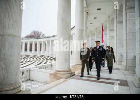 Am 5. Dezember 2017 nahmen hochrangige Militärführer aus Singapur und den USA an einer Zeremonie zur Verleihung von Kranzen im Grab des Unbekannten Soldaten auf dem Arlington National Cemetery Teil und besuchten das Memorial Amphitheater. Stockfoto
