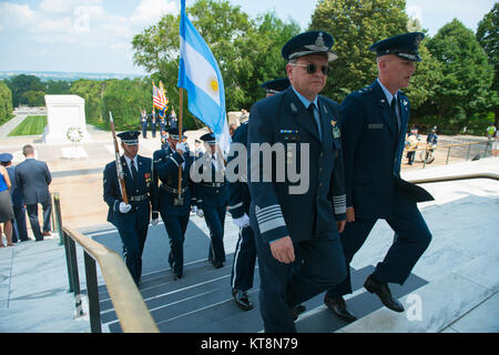 Brig. Gen. Enrique Amrein, Generalstabschef der Argentinischen Luftwaffe, und Generalmajor James A. Jacobson, Commander, Luftwaffe Bezirk Washington​, Teilnahme an einem US Air Force​ allen Ehren Wreath-Laying Zeremonie am Grab des Unbekannten Soldaten auf dem Arlington National Cemetery, Arlington, Virginia, 18. Juli 2017. Amrein tourte auch das Memorial Amphitheater Anzeige Zimmer. (U.S. Armee Foto von Elizabeth Fraser/Arlington National Cemetery/freigegeben) Stockfoto