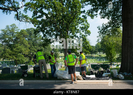 Freiwillige Laien Kalk in Abschnitt 6 der Arlington National Cemetery, Arlington, Virginia, 14. Juli 2017. Über 400 freiwillige Landschaft Fachleute in der Nationalen Vereinigung der Landschaft Professionals' 21. jährliche Erneuerung teilgenommen und die Erinnerung an ANC. (U.S. Armee Foto von Elizabeth Fraser/Arlington National Cemetery/freigegeben) Stockfoto