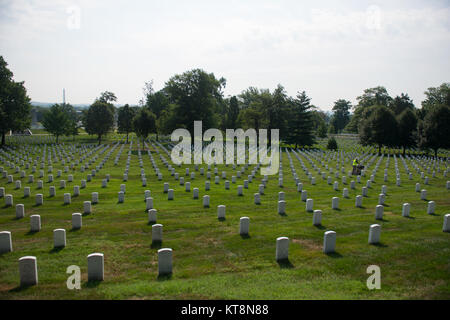 Freiwillige Laien Kalk in Abschnitt 31 der Arlington National Cemetery, Arlington, Virginia, 14. Juli 2017. Über 400 freiwillige Landschaft Fachleute in der Nationalen Vereinigung der Landschaft Professionals' 21. jährliche Erneuerung teilgenommen und die Erinnerung an ANC. (U.S. Armee Foto von Elizabeth Fraser/Arlington National Cemetery/freigegeben) Stockfoto