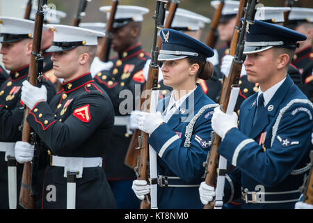 Die Ehrengarde aller US-Dienststellen nehmen am 5. Dezember an einer Zeremonie zur Verleihung der Kranzniederlegung im Grab des Unbekannten Soldaten, dem Arlington National Cemetery, Arlington, Virginia, teil. 2017, Gastgeber des Chefs der Verteidigungsstreitkräfte, Singapur Armed Forces. Beamte besuchten den Ausstellungsraum des Memorial Amphitheaters und tauschten Geschenke mit der Führung des Friedhofs aus. Stockfoto