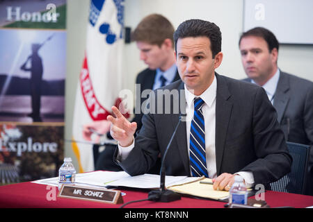 Sen. Brian Schatz nahm an einem Feld Anhörung des Unterausschusses für militärischen Aufbau, Veterans Affairs durchgeführt und verwandten Organisationen auf dem Arlington National Cemetery, 29. März 2017 in Arlington, Virginia. Die Anhörung wurde mit dem Titel "Arlington National Cemetery: Aktuelle und zukünftige Pläne für die Gefallenen." Ehre (U.S. Armee Foto von Rachel Larue/Arlington National Cemetery/freigegeben) Stockfoto