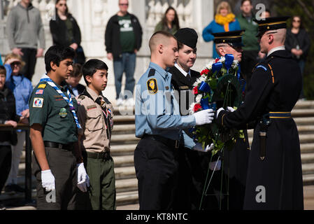 Die verschiedenen Programme der Pfadfinder von Amerika, von links, Pratik Vaidya, davon; Adam Vang, von Pfadfinder von Amerika; Tyler Schutt, aus dem Explorer; und Rachel West, von Sea Scouts; Teil in einer öffentlichen Zeremonie Kranz am Grab des Unbekannten Soldaten nehmen auf dem Arlington National Cemetery, 6. März 2017 in Arlington, Virginia. Eine Delegation von Pfadfinderinnen und Pfadfinder Führung kommen nach Washington, D.C., jedes Jahr im Rahmen eines Berichts an die Sprecherin des US-Repräsentantenhauses, die als Teil unseres Kongresses Charta erforderlich ist. (U.S. Armee Foto von Rachel Lar Stockfoto