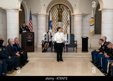 Katharine Kelley, Betriebsleiter, Arlington National Cemetery, gibt Erläuterungen während ihrer älteren Executive Service Induktion Zeremonie, 2. März 2017 in Arlington, Virginia. Die Zeremonie fand in der unteren Ebene des Memorial Amphitheater auf dem Friedhof. (U.S. Armee Foto von Rachel Larue/Arlington National Cemetery/freigegeben) Stockfoto