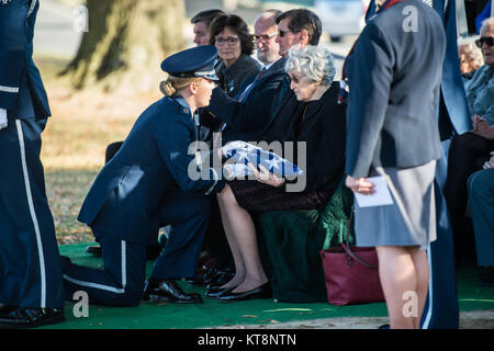 Us-Luftwaffe Kapitän Jennifer Lee präsentiert die amerikanische Flagge zu Dorothy Hellkamp während ihr Ehemann, Oberstleutnant der US Air Force (Ret.) William, Begräbnis Abschnitt 55 von Arlington National Cemetery, Arlington, Virgiia, Dez. 1, 2017. Hellkamp diente in der US-Armee während des Zweiten Weltkrieges von 1945 bis 1946 und in den aktiven Dienst im Jahr 1949 zurück, in dem die US Air Force nach Erhalt einen BS-Abschluss von der Universität von Cincinnati. Hellkamp nahmen an Vietnam, Korea und WWII Konflikte vor dem Ruhestand im Jahr 1977. Er und seine Familie wieder in Fairfield, Virginia, wo sie seit aufgehalten haben. Hellk Stockfoto