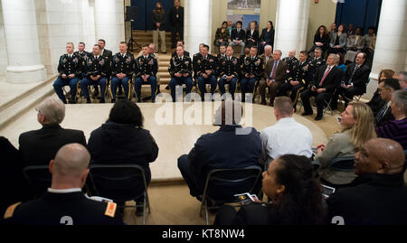 Die Teilnehmer hören Erläuterungen während der Senior Executive Service Induktion Zeremonie für Katharine Kelley, Betriebsleiter, Arlington National Cemetery, 2. März 2017 in Arlington, Virginia. Die Zeremonie fand in der unteren Ebene des Memorial Amphitheater auf dem Friedhof. (U.S. Armee Foto von Rachel Larue/Arlington National Cemetery/freigegeben) Stockfoto