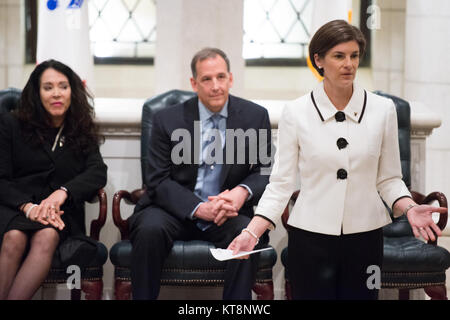 Katharine Kelley, Betriebsleiter, Arlington National Cemetery, gibt Erläuterungen während ihrer älteren Executive Service Induktion Zeremonie, 2. März 2017 in Arlington, Virginia. Die Zeremonie fand in der unteren Ebene des Memorial Amphitheater auf dem Friedhof. (U.S. Armee Foto von Rachel Larue/Arlington National Cemetery/freigegeben) Stockfoto