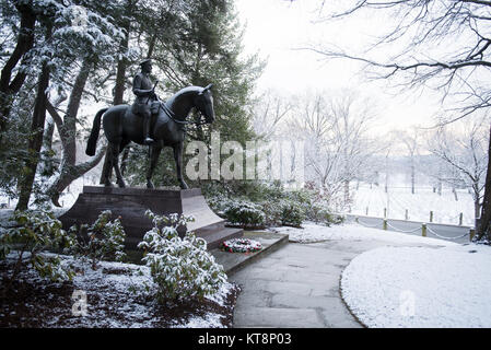 Eine Schneedecke deckt Sir John Dill's Grabstätte in Arlington National Cemetery, Jan. 30, 2017 in Arlington, Virginia. Dill's Grabstätte ist einer von nur zwei reiterhöfe Statuen auf dem Friedhof. (U.S. Armee Foto von Rachel Larue/Arlington National Cemetery/freigegeben) Stockfoto