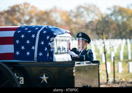 Us-Luftwaffe Kapitän Jennifer Lee behebt die amerikanische Flagge während der vollen Ehren Begräbnis des US Air Force Oberstleutnant (Ret.) William Hellkamp in Abschnitt 55 von Arlington National Cemetery, Arlington, Virginia, Dez. 1, 2017. Hellkamp diente in der US-Armee während des Zweiten Weltkrieges von 1945 bis 1946 und in den aktiven Dienst im Jahr 1949 zurück, in dem die US Air Force nach Erhalt einen BS-Abschluss von der Universität von Cincinnati. Hellkamp nahmen an Vietnam, Korea und WWII Konflikte vor dem Ruhestand im Jahr 1977. Er und seine Familie wieder in Fairfield, Virginia, wo sie seit aufgehalten haben. Hellkamp ist Stockfoto