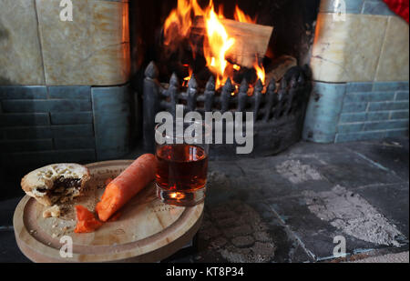 Ein Mince Pie, Glas Sherry und eine Möhre als ein Rentier ist durch einen Kamin. Lyme Krankheit, Gicht und Schlafmangel sind nur einige der Gesundheit Probleme plagen Saint Nick, der Nation führende GP gesagt hat. Stockfoto