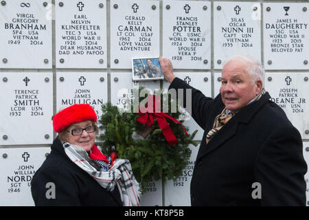 Familien nehmen an Kränzen in ganz Amerika am Columbarium Courts auf dem Arlington National Cemetery teil, um den 25. Jahrestag der Platzierung von Kränzen zu Ehren von Mitgliedern des Gottesdienstes zu feiern. Stockfoto