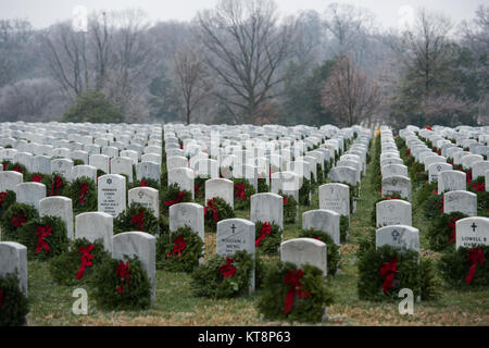 Kranz quer durch Amerika platzierte Kränze auf Grabsteinen auf dem Arlington National Cemetery, um die 25. Jährliche Gedenkfeier zu Ehren des Militärs zu feiern. Stockfoto
