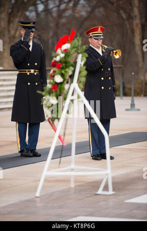 Mitglied der US Army Band, "Pershing die eigene, "spielt die Hähne während einer Kranzniederlegung am Grab des unbekannten Soldaten auf dem Arlington National Cemetery, Dez. 13, 2016 in Arlington, Virginia. WWE soll seine 14. jährlichen Tribut an die Truppen, um in Zusammenarbeit mit der USO Metro, in Washington, D.C. (U.S. Armee Foto von Rachel Larue/Arlington National Cemetery/freigegeben) Stockfoto