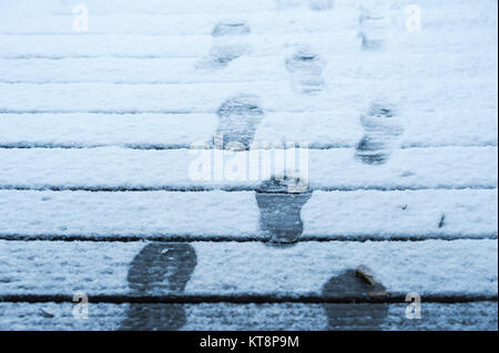 Fuß druckt auf einer hölzernen Fußweg im Schnee, Rotterdam, Niederlande Stockfoto