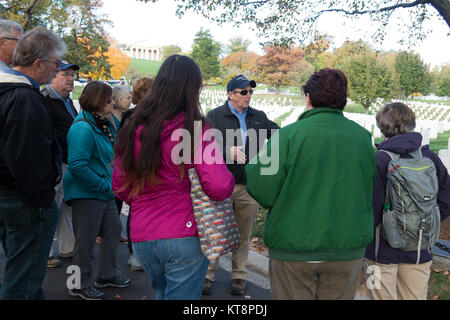 Steve Van Hoven, Gartenbau Division Chief Arlington National Friedhof, führt eine Tour in ANC Nov. 4, 2016, in Arlington, Virginia. Die Tour auf den Bäumen, Rasen und Boden Wartung auf dem Friedhof. (U.S. Armee Foto von Rachel Larue/Arlington National Cemetery/freigegeben) Stockfoto