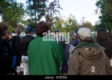 Steve Van Hoven, Gartenbau Division Chief Arlington National Friedhof, führt eine Tour in ANC Nov. 4, 2016, in Arlington, Virginia. Die Tour auf den Bäumen, Rasen und Boden Wartung auf dem Friedhof. (U.S. Armee Foto von Rachel Larue/Arlington National Cemetery/freigegeben) Stockfoto