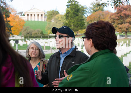 Steve Van Hoven, Gartenbau Division Chief Arlington National Friedhof, führt eine Tour in ANC Nov. 4, 2016, in Arlington, Virginia. Die Tour auf den Bäumen, Rasen und Boden Wartung auf dem Friedhof. (U.S. Armee Foto von Rachel Larue/Arlington National Cemetery/freigegeben) Stockfoto