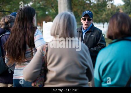 Steve Van Hoven, Gartenbau Division Chief Arlington National Friedhof, führt eine Tour in ANC Nov. 4, 2016, in Arlington, Virginia. Die Tour auf den Bäumen, Rasen und Boden Wartung auf dem Friedhof. (U.S. Armee Foto von Rachel Larue/Arlington National Cemetery/freigegeben) Stockfoto