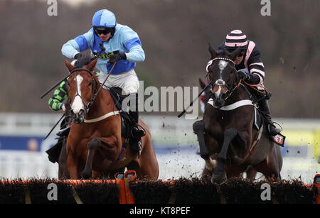 Claimantakinforgan (rechts) geritten von Nico de Boinville springt die letzte Hürde fencebefore Los Rennen den Himmel Wette Supreme Novizen' während der Tag einer der Weihnachten Rennwochenende in Ascot Pferderennbahn zu gewinnen. Stockfoto