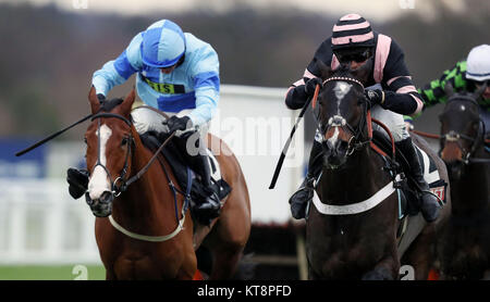 Claimantakinforgan (rechts) geritten von Nico de Boinville springt die letzte Hürde fencebefore Los Rennen den Himmel Wette Supreme Novizen' während der Tag einer der Weihnachten Rennwochenende in Ascot Pferderennbahn zu gewinnen. Stockfoto