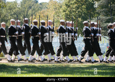 Mitglieder der U.S. Navy nehmen Sie Teil an den graveside Service der U.S. Navy Feuerwehrmann 3. Klasse John H. Lindsley, Oktober 25, 2016, in Abschnitt 60 von Arlington National Cemetery. Lindsley wurde auf die USS Oklahoma, das bei Ford Insel, Pearl Harbor, günstig war, als das Schiff von japanischen Flugzeugen angegriffen wurde zugewiesen. Die USS Oklahoma nachhaltige mehrere Torpedo Hits, die verursacht werden, um es schnell zu kentern. Der Angriff auf das Schiff führte zu 429 Toten, darunter Lindsley. (U.S. Armee Foto von Rachel Larue/Arlington National Cemetery/freigegeben) Stockfoto