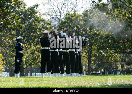 Mitglieder der U.S. Navy nehmen Sie Teil an den graveside Service der U.S. Navy Feuerwehrmann 3. Klasse John H. Lindsley, Oktober 25, 2016, in Abschnitt 60 von Arlington National Cemetery. Lindsley wurde auf die USS Oklahoma, das bei Ford Insel, Pearl Harbor, günstig war, als das Schiff von japanischen Flugzeugen angegriffen wurde zugewiesen. Die USS Oklahoma nachhaltige mehrere Torpedo Hits, die verursacht werden, um es schnell zu kentern. Der Angriff auf das Schiff führte zu 429 Toten, darunter Lindsley. (U.S. Armee Foto von Rachel Larue/Arlington National Cemetery/freigegeben) Stockfoto