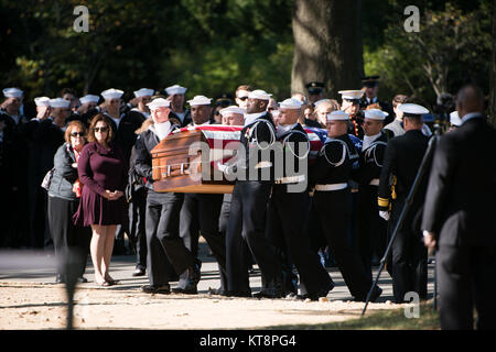 Mitglieder der U.S. Navy nehmen Sie Teil an den graveside Service der U.S. Navy Feuerwehrmann 3. Klasse John H. Lindsley, Oktober 25, 2016, in Abschnitt 60 von Arlington National Cemetery. Lindsley wurde auf die USS Oklahoma, das bei Ford Insel, Pearl Harbor, günstig war, als das Schiff von japanischen Flugzeugen angegriffen wurde zugewiesen. Die USS Oklahoma nachhaltige mehrere Torpedo Hits, die verursacht werden, um es schnell zu kentern. Der Angriff auf das Schiff führte zu 429 Toten, darunter Lindsley. (U.S. Armee Foto von Rachel Larue/Arlington National Cemetery/freigegeben) Stockfoto