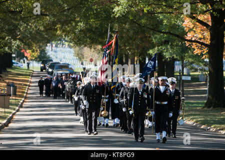 Mitglieder der U.S. Navy nehmen Sie Teil an den graveside Service der U.S. Navy Feuerwehrmann 3. Klasse John H. Lindsley, Oktober 25, 2016, in Abschnitt 60 von Arlington National Cemetery. Lindsley wurde auf die USS Oklahoma, das bei Ford Insel, Pearl Harbor, günstig war, als das Schiff von japanischen Flugzeugen angegriffen wurde zugewiesen. Die USS Oklahoma nachhaltige mehrere Torpedo Hits, die verursacht werden, um es schnell zu kentern. Der Angriff auf das Schiff führte zu 429 Toten, darunter Lindsley. (U.S. Armee Foto von Rachel Larue/Arlington National Cemetery/freigegeben) Stockfoto