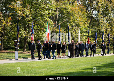 Matteo Renzi, Links, Ministerpräsident von Italien, und Generalmajor Bradley A. Becker, Kommandierender General der Gemeinsamen Kraft Headquarters-National Hauptstadtregion und US Army Military District von Washington, an einer Kranzniederlegung am Grab des unbekannten Soldaten auf dem Arlington National Cemetery, Okt. 19, 2016 in Arlington, Virginia. Renzi auch Blumen am Grab von US-Präsident John F. Kennedy. (U.S. Armee Foto von Rachel Larue/Arlington National Cemetery/freigegeben) Stockfoto