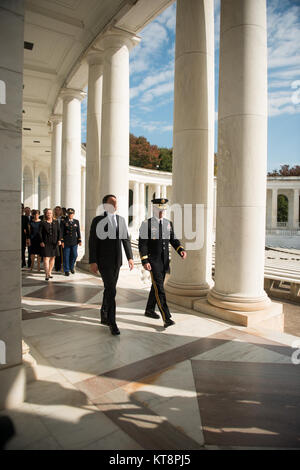 Matteo Renzi, Links, Ministerpräsident von Italien, und Generalmajor Bradley A. Becker, Kommandierender General der Gemeinsamen Kraft Headquarters-National Hauptstadtregion und US Army Military District von Washington, Spaziergang durch das Denkmal Amphitheater in Arlington National Cemetery, Okt. 19, 2016 in Arlington, Virginia. Renzi legte einen Kranz am Grab des Unbekannten Soldaten. (U.S. Armee Foto von Rachel Larue/Arlington National Cemetery/freigegeben) Stockfoto