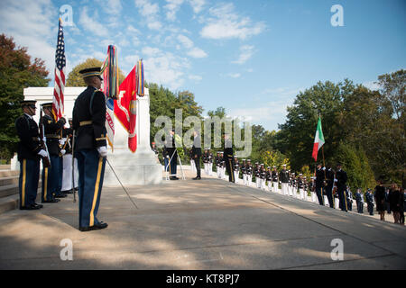 Matteo Renzi, Ministerpräsident von Italien, legt einen Kranz am Grab des Unbekannten Soldaten in Arlington National Cemetery, Okt. 19, 2016 in Arlington, Virginia. Renzi legte auch Blumen am Grab von US-Präsident John F. Kennedy. (U.S. Armee Foto von Rachel Larue/Arlington National Cemetery/freigegeben) Stockfoto