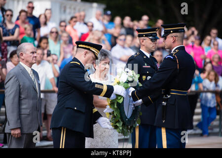 Gen. Mark A. Milley, zweiter von links, 39th Stabschef der Armee, und Candy Martin, Präsident American Gold Star Mütter Inc., legen einen Kranz am Grabmal des Unbekannten Soldaten in Arlington National Cemetery, Sept. 25, 2016 in Arlington, Virginia. Die kranzniederlegung zu Ehren des Tages des 80. Gold Star Mutter gelegt wurde. (U.S. Armee Foto von Rachel Larue/Arlington National Cemetery/freigegeben) Stockfoto