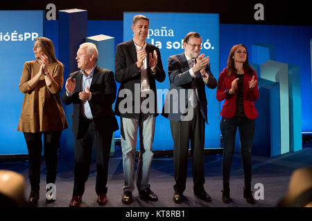 Barcelona, Katalonien, Spanien. 19 Dez, 2017. Der spanische Premierminister Mariano Rajoy (Zweiter von rechts) nimmt an der Kampagne des Partido Popular (Volkspartei) in Barcelona für den katalanischen Regionalwahlen am 21. Dezember statt. Credit: Jordi Boixareu/ZUMA Draht/Alamy leben Nachrichten Stockfoto