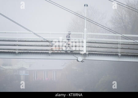 Aberystwyth Wales UK, Freitag, 22. Dezember 2017 Großbritannien Wetter: Dichter Nebel und Dunst des Triebwerks die Fußgängerbrücke über das ruhige Wasser des Flusses Reheidol in Aberystwyth, Ceredigion, West Wales, auf eine sehr milde (11°C) und einen ruhigen Vormittag in der Leitung bis zu Weihnachten 2017 Photo Credit: Keith Morris/Alamy leben Nachrichten Stockfoto