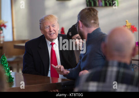 Präsidenten der Vereinigten Staaten Donald J. Trumpf Besuche mit Sgt. John Peck, USMC, Rentner, und seine Frau Jessica am Walter Reed National Military Medical Center in Bethesda, Maryland am 21. Dezember 2017. Quelle: Chris Kleponis/Pool über CNP/MediaPunch Stockfoto