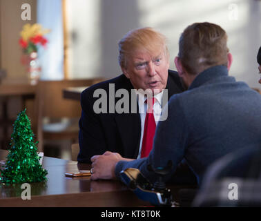 Präsidenten der Vereinigten Staaten Donald J. Trumpf Besuche mit Sgt. John Peck, USMC, Rentner, und seine Frau Jessica am Walter Reed National Military Medical Center in Bethesda, Maryland am 21. Dezember 2017. Quelle: Chris Kleponis/Pool über CNP/MediaPunch Stockfoto