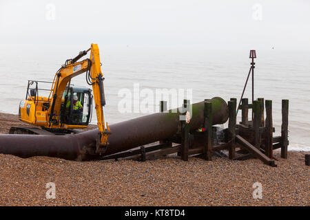 Hastings, East Sussex, UK. 22. Dezember 2017. Reparatur der wichtigsten Wasserauslassrohr in Hastings durchgeführt, diese Leitung hat teilweise eingestürzt und ersetzt werden muss. Dies wird eine Anzahl von Tagen aufgrund der Flut und Schwierigkeiten, die alten Rohrleitungen aus Stahl sich durch in die Verrottung timbers eingereicht. Foto: Paul Lawrenson/Alamy leben Nachrichten Stockfoto